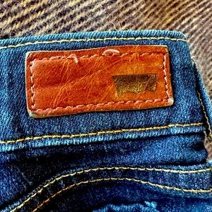 Levi’s 27 waist skinny Jean/ straight leg. Mid rise